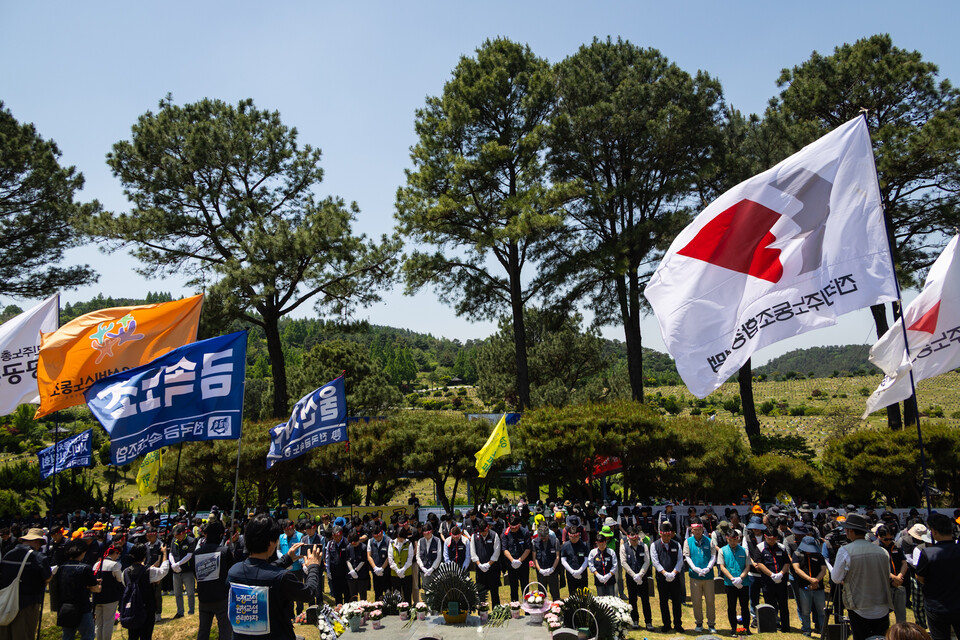 “오월 광주 영령 앞에서 다시 결심한다”… 민주노총, 망월동 합동참배