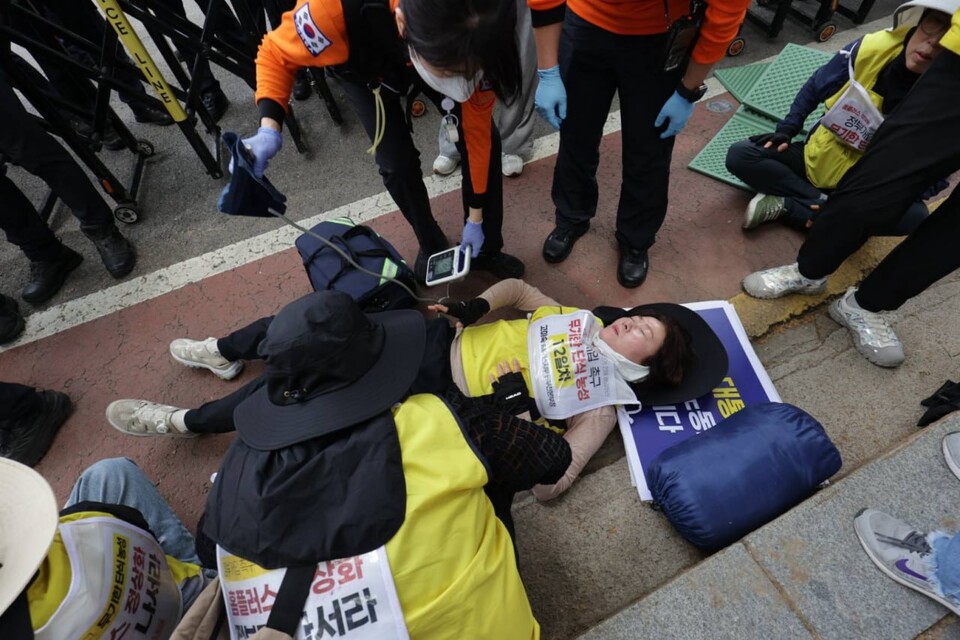 [속보] 홈플러스 정상화 단식농성단, 대통령 면담 요구하며 청와대 앞 연좌 농성 중 경찰 강제 해산